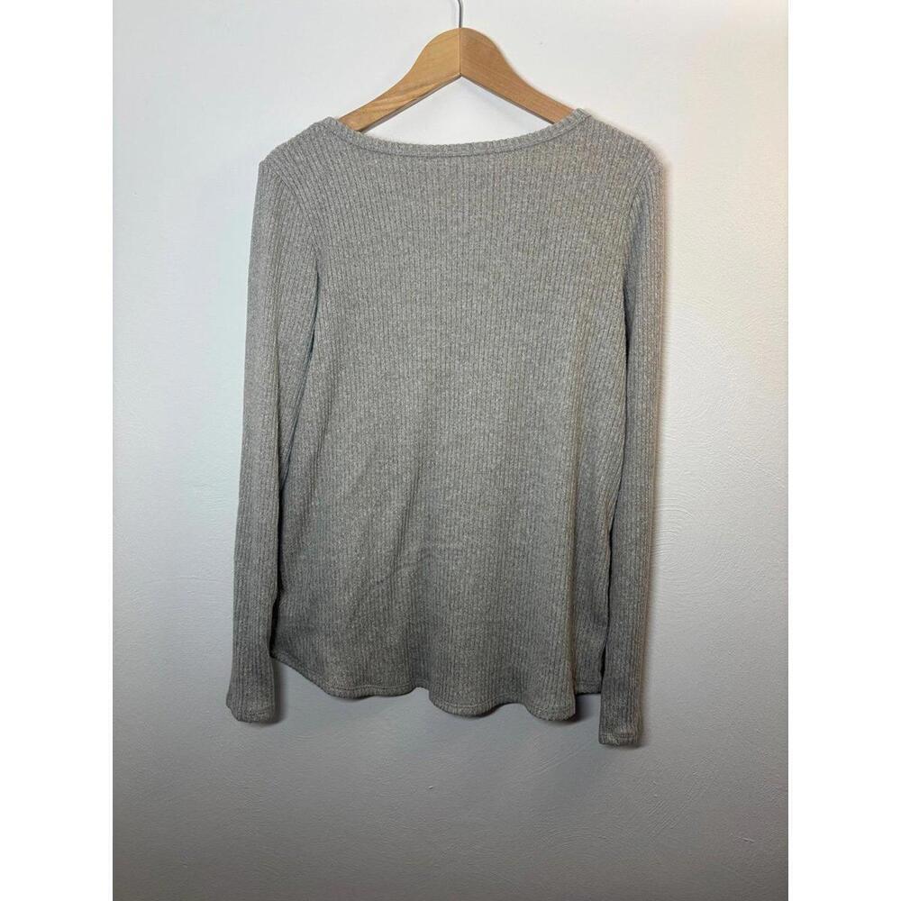 American Eagle Ribbed Soft V-Neck Long Sleeve Top Size Medium - Picture 2 of 7